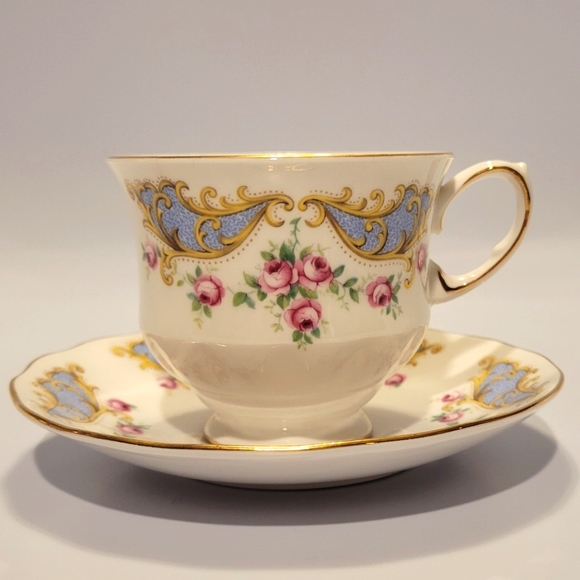 Queen Anne Bone China Tea Cup and Saucer Pattern 8532 - Picture 1 of 7